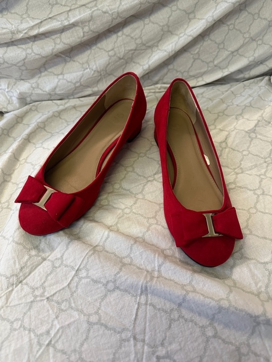 Jaclyn Smith Shoes - Jaclyn Smith Red Bow kitten heels with Gold Detail size 9
